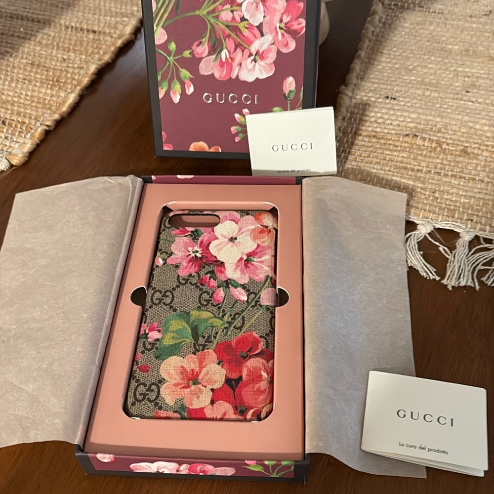 A Gucci 8+ cover for your phone with box